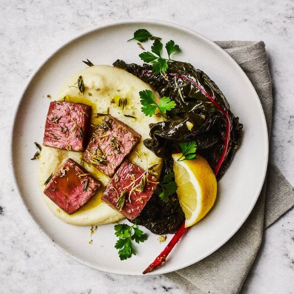 Atún Poached en Aceite de Oliva AIP con Puré de Yuca y Acelga Salteada con Ajo