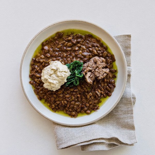 Mujadara Libanesa con Cordero, Espinacas Marchitas y Tahini de Limón