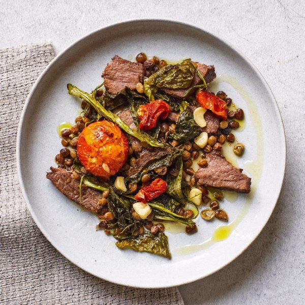 Sartén de Carne de Res Calabresa y Lentejas con Tomate Seco y Acelga Marchita