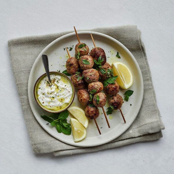 Brochetas de Albóndigas de Cordero Griego con Yogur de Coco y Hierbas
