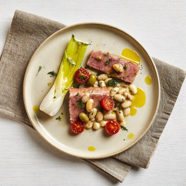 Plato de Atún Sardinense y Cannellini con Hinojo en Lascas y Nuez de Brasil