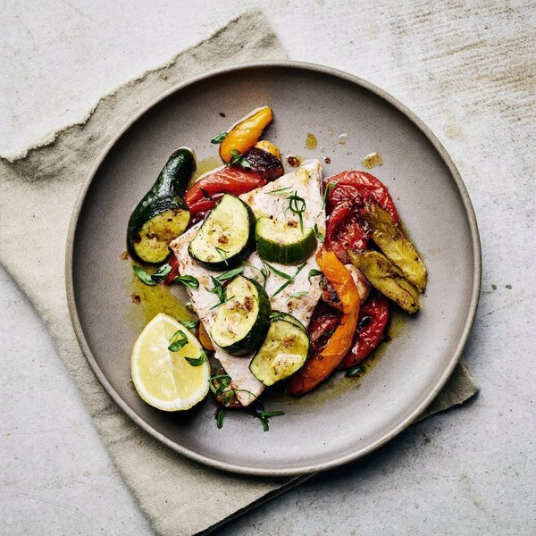 Bacalao al Horno con Limón y Verduras Asadas