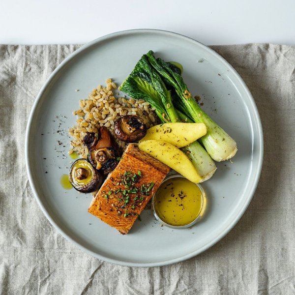 Filete de Atún con Jengibre y Cúrcuma, Shiitake, Bok Choy y Arroz Integral