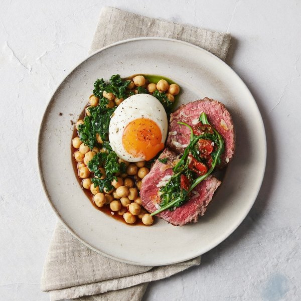 Carne de Res Gallega Sellada con Huevo Suave, Col Rizada con Pimentón y Garbanzos Calientes