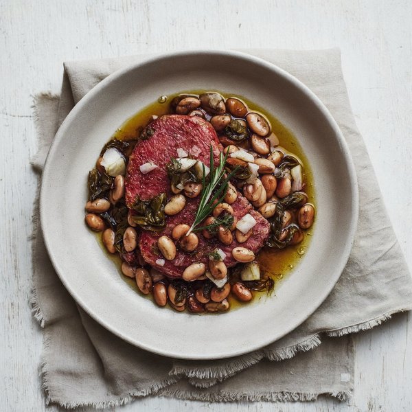 Peposo Toscano con Frijoles Cannellini y Cavolo Nero Marchito