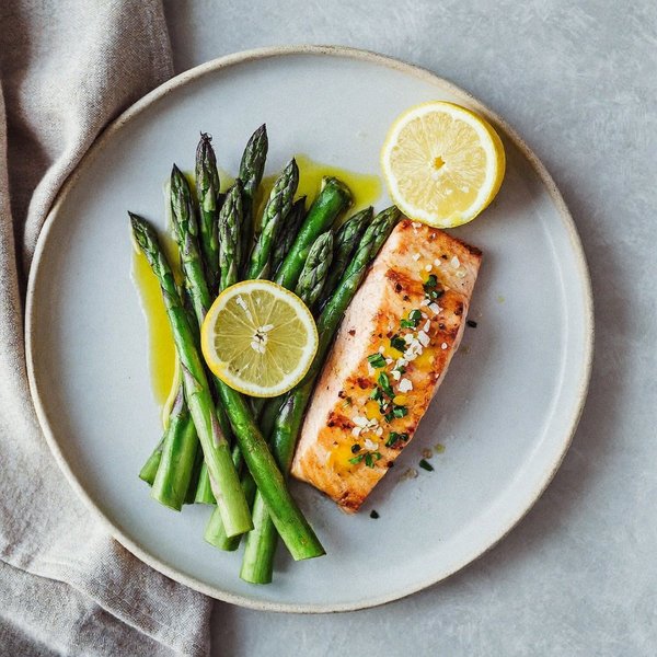Salmón al Horno con Limón y Espárragos