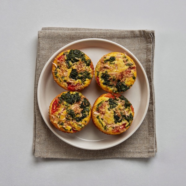 Mini-Thunfisch-Frittata-Muffins mit Spinat und Tomate